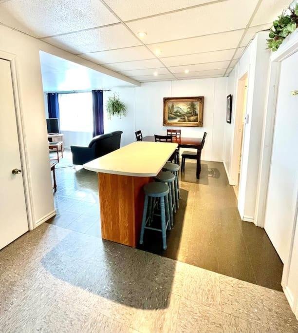 Les Appartements Du Vieil Edifice Metabetchouan-Lac-a-la-Croix Luaran gambar